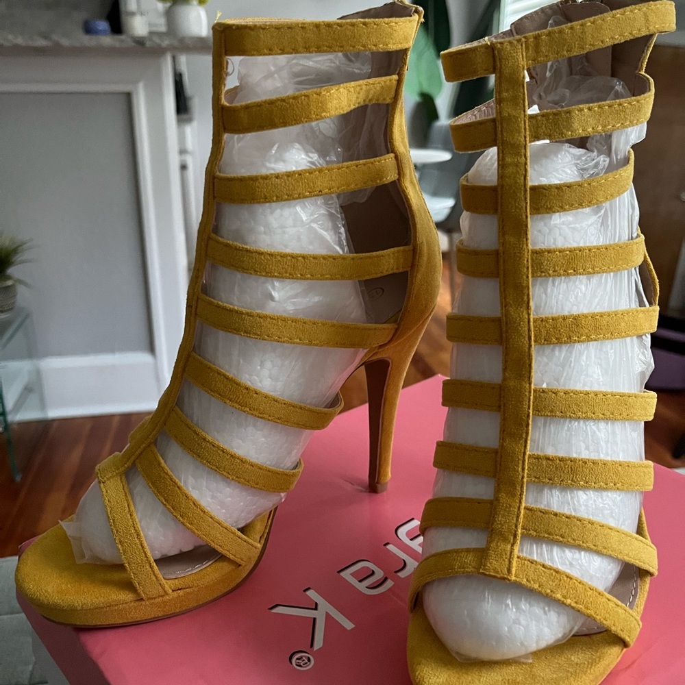 Brand new Allegra K mustard colored heels size 7.5